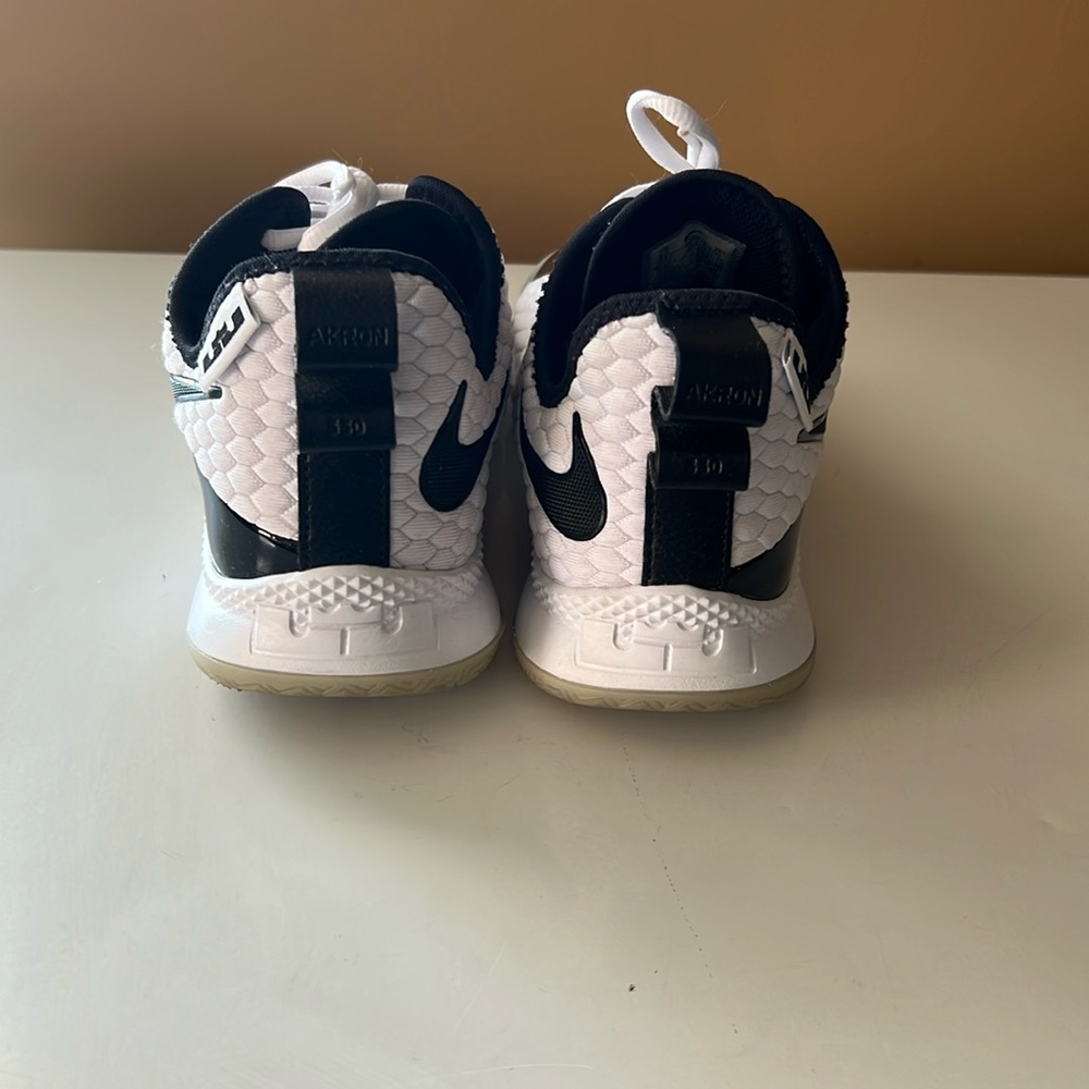Nike LeBron Witness 3 Premium - Picture 2 of 11